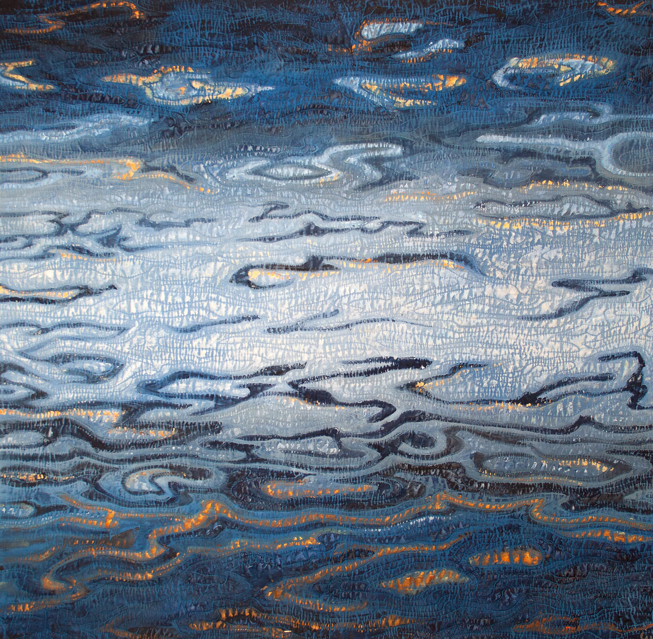 Abstrakte Textilkunst in Blau mit wellenartigen Strukturen.