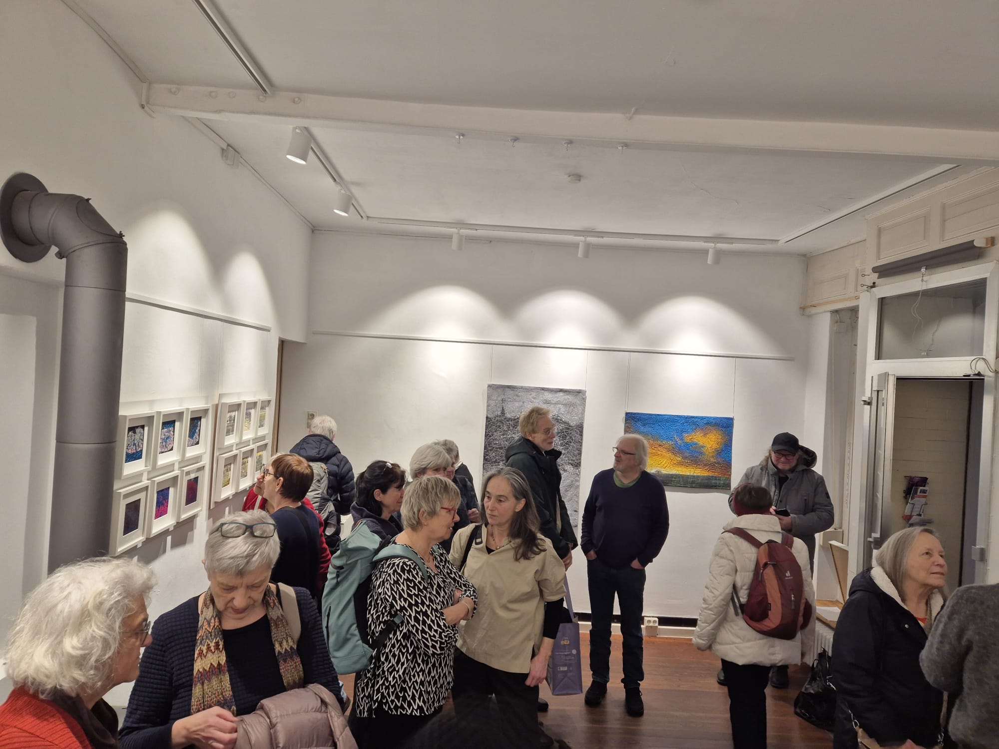 Mehrere Menschen auf einer Vernissage.