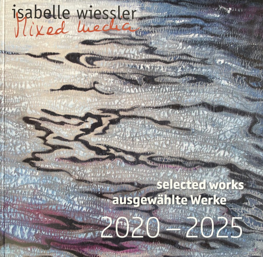 Abstrakte Textilkunst in Blau mit wellenartigen Strukturen.