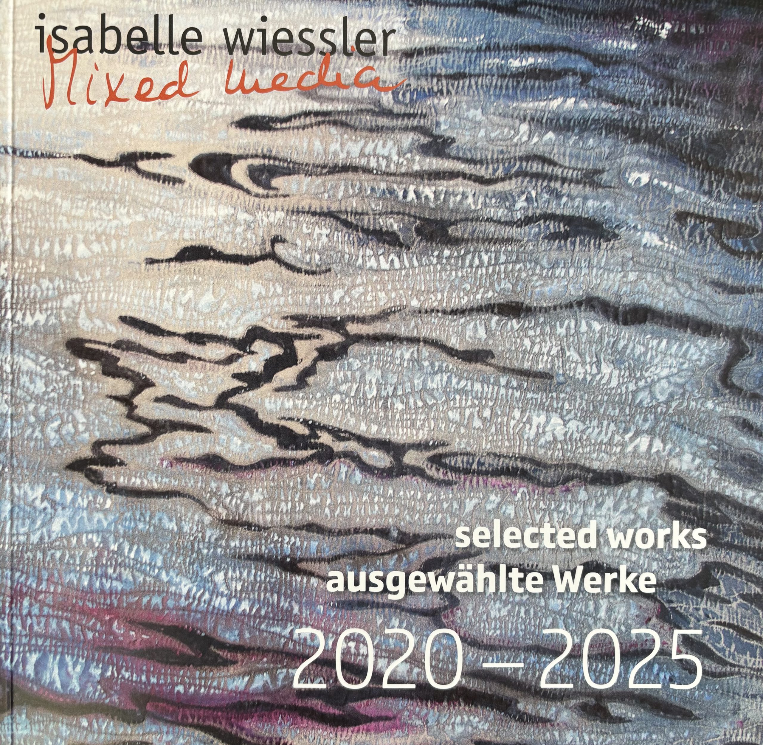 Abstrakte Textilkunst in Blau mit wellenartigen Strukturen.