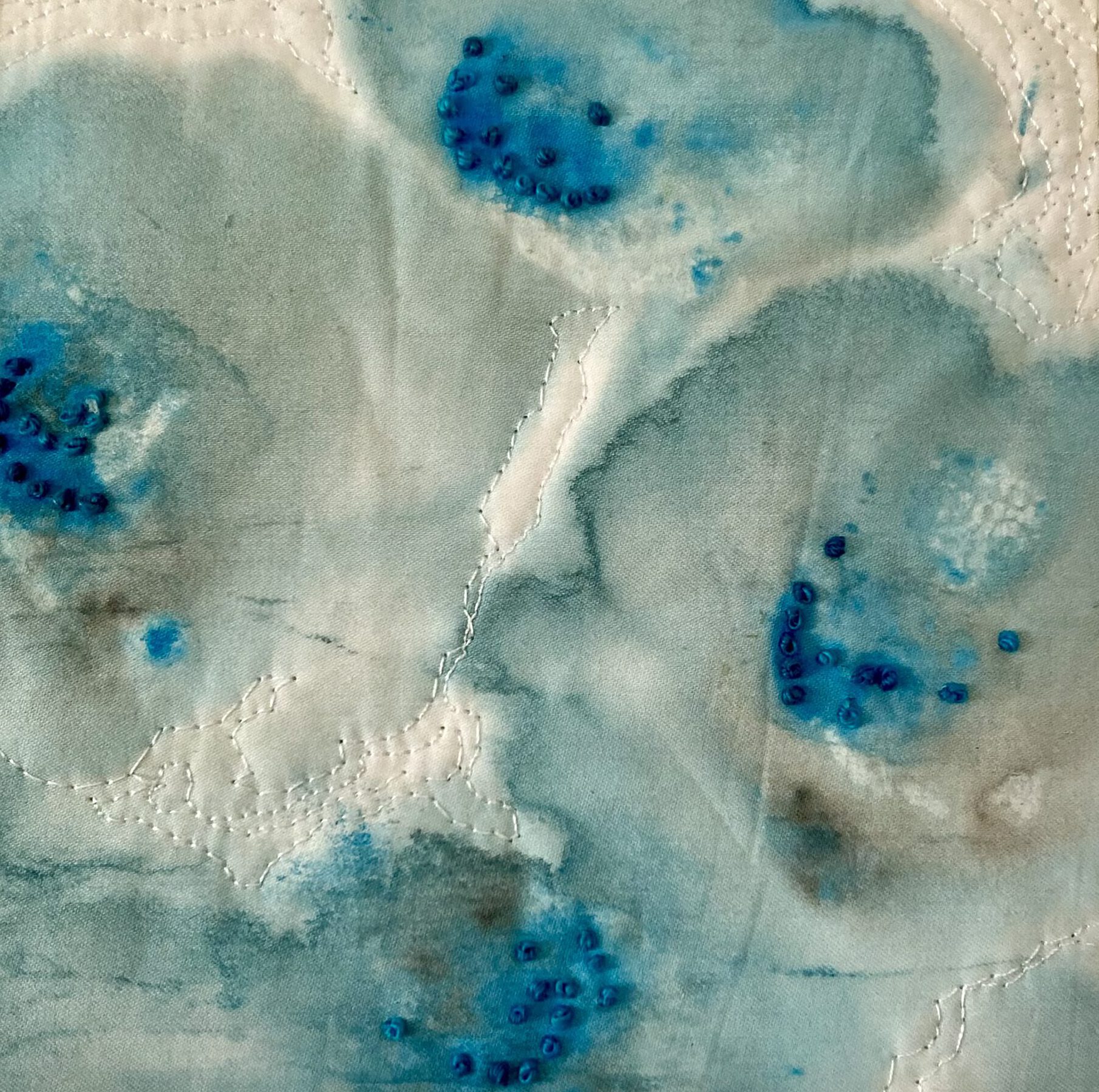 Organische Formen wie Blumen in Blau und Türkis mit fließenden Übergängen.