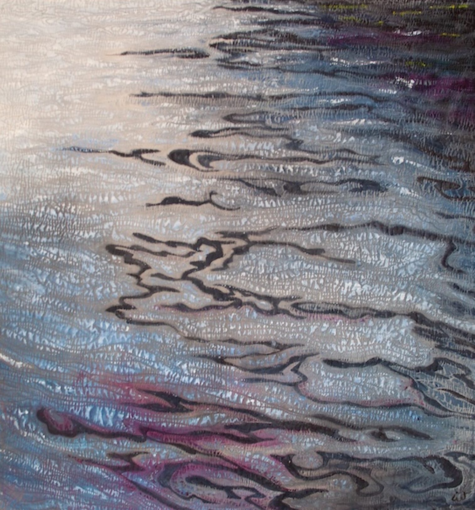 Abstrakte Textilkunst in Blau mit wellenartigen Strukturen.