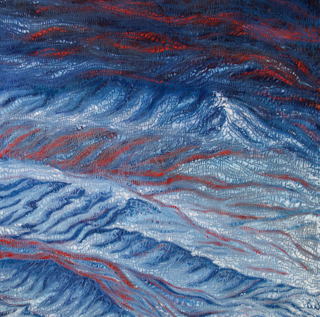 Abstrakte Textilkunst in Blau mit wellenartigen Strukturen.