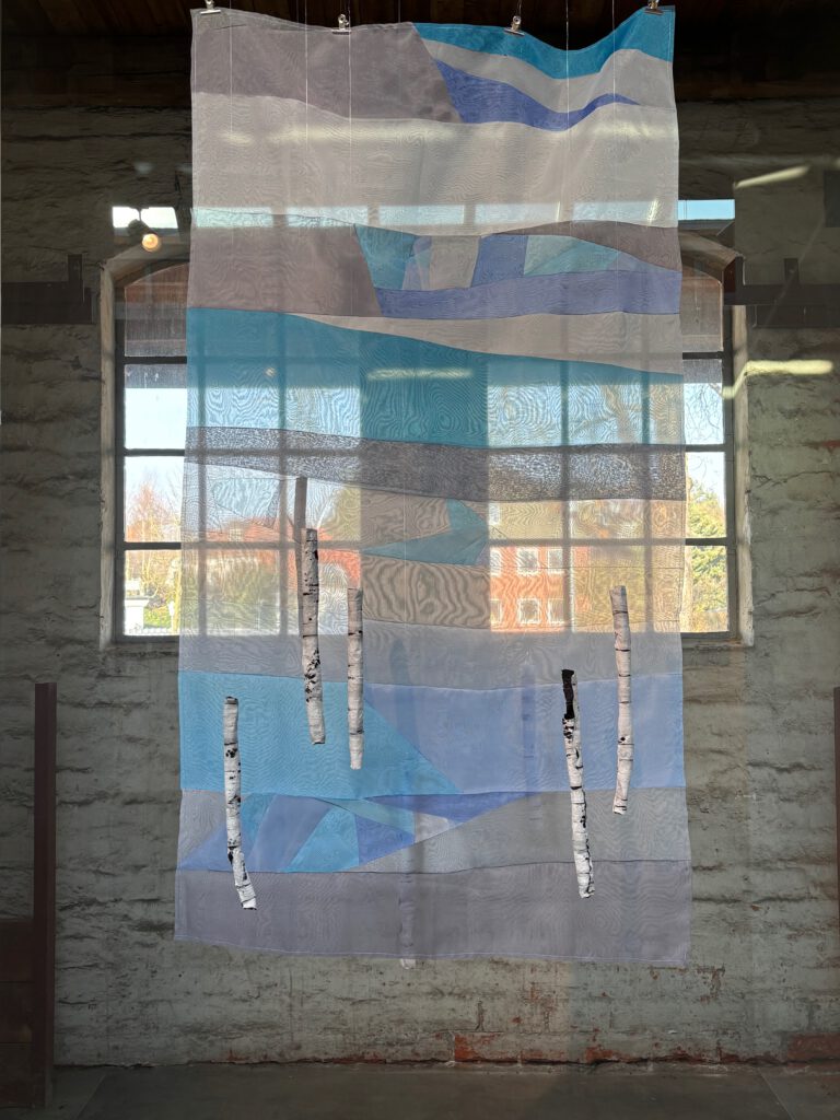 Transparente Installation in Blau und Weiß.