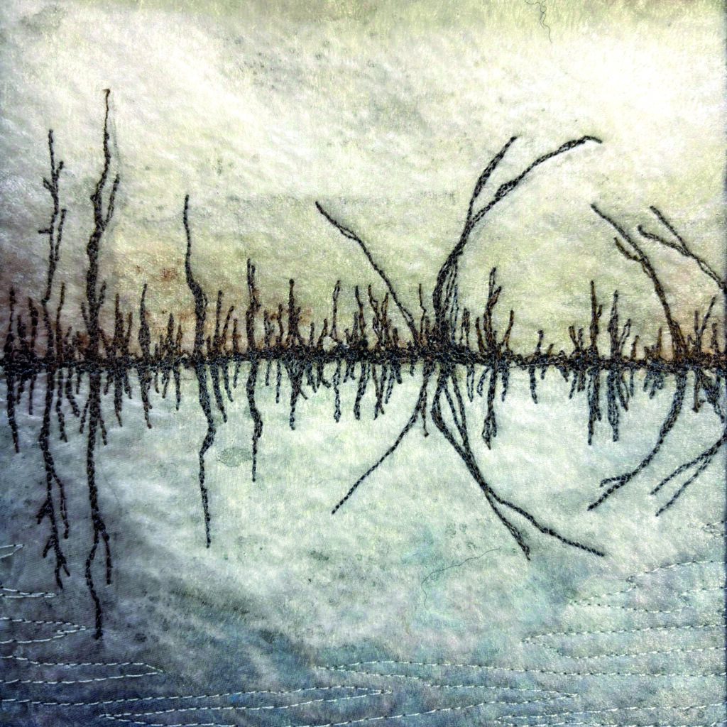 Filigrane, dunkle Stickerei von kahlen Zweigen, die sich in einer hellen Wasserfläche spiegeln.