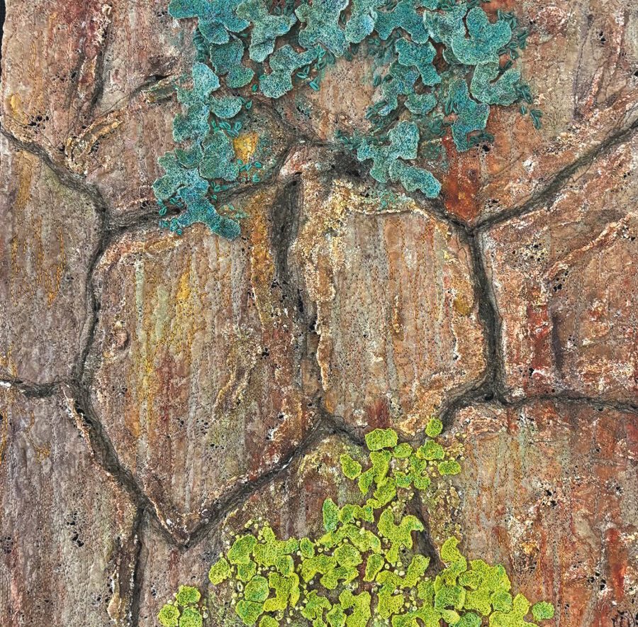 Collage aus verschiedenen Stoffstücken, die eine rissige Rindenoberfläche mit Moosansatz imitieren.