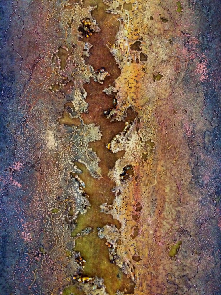 Rostfarbene, strukturierte Oberfläche mit Farbverläufen - wie Baumrinde.