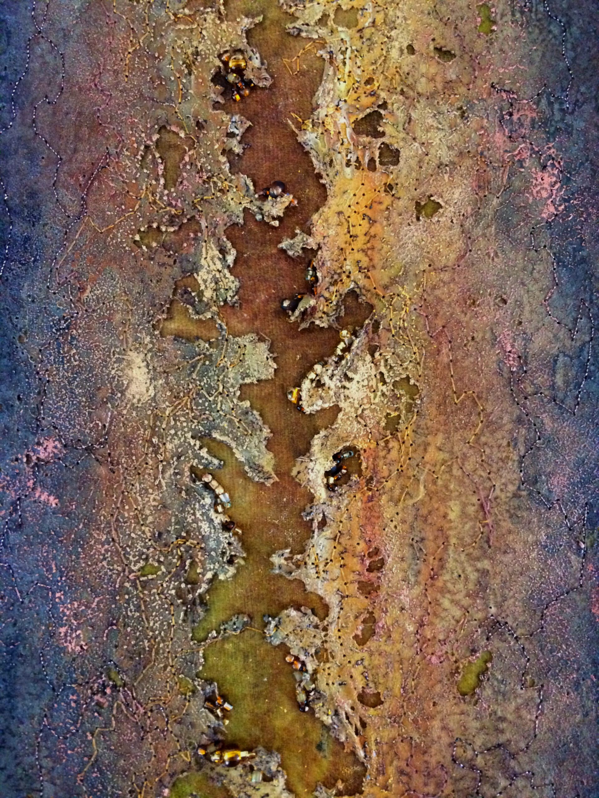 Rostfarbene, strukturierte Oberfläche mit Farbverläufen - wie Baumrinde.