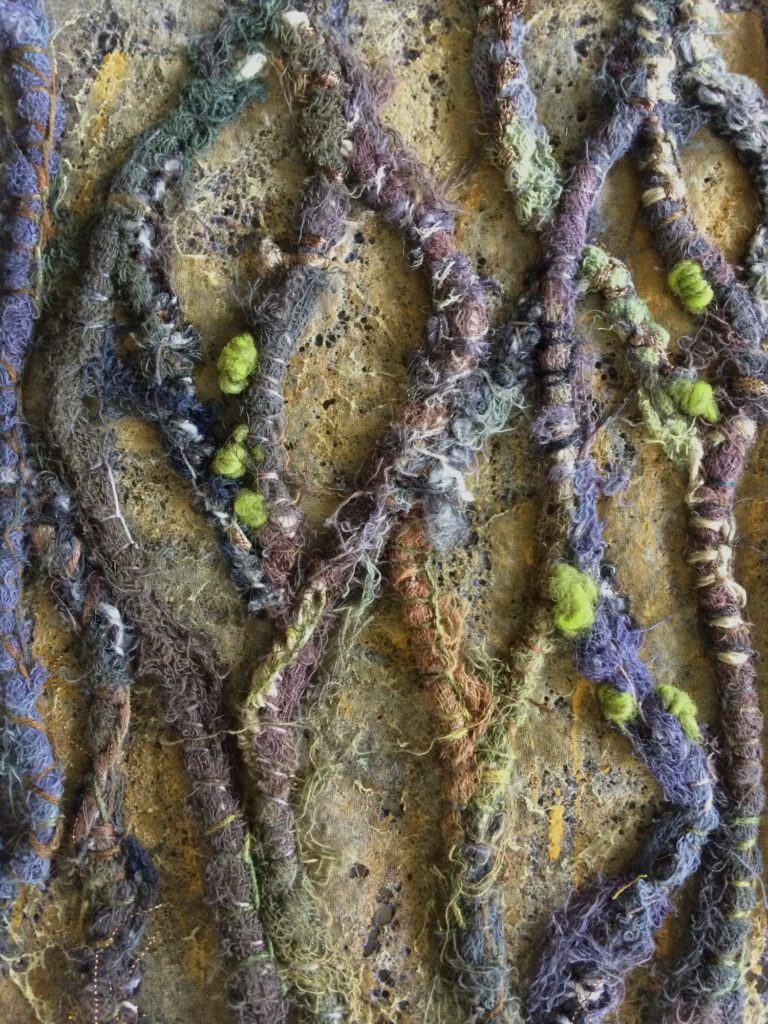 Textile Struktur in Grün- und Brauntönen mit vertikalen Mustern, es sieht aus wie Baumrinde.