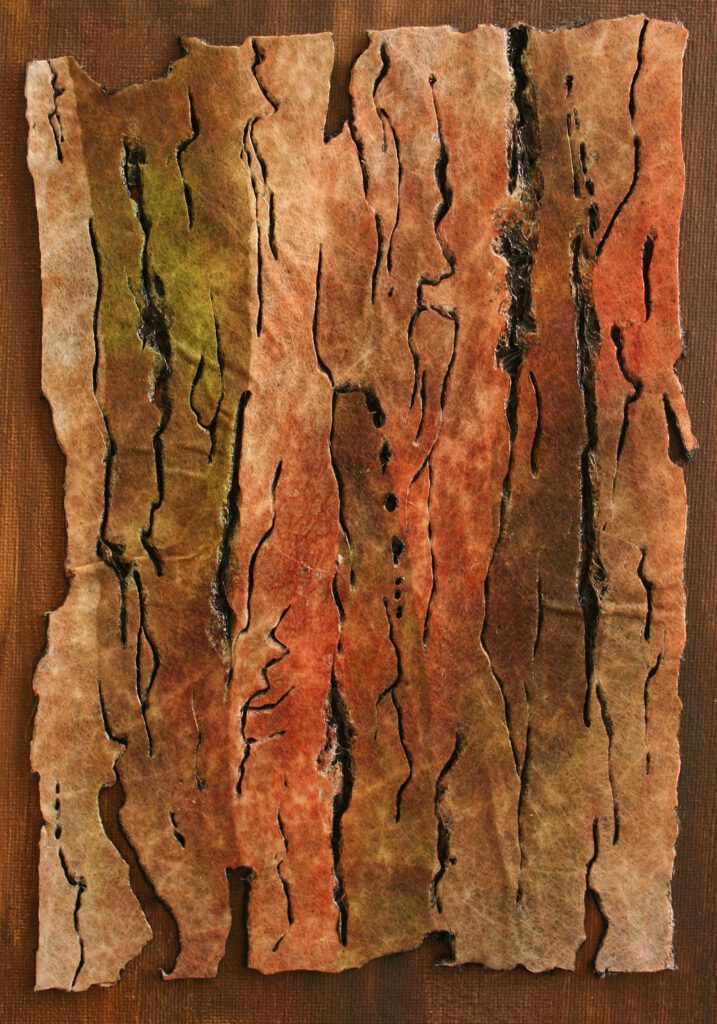 Vertikale, rissige Strukturen in Orange- und Brauntönen, die an verbrannte oder verwitterte Baumrinde erinnern.