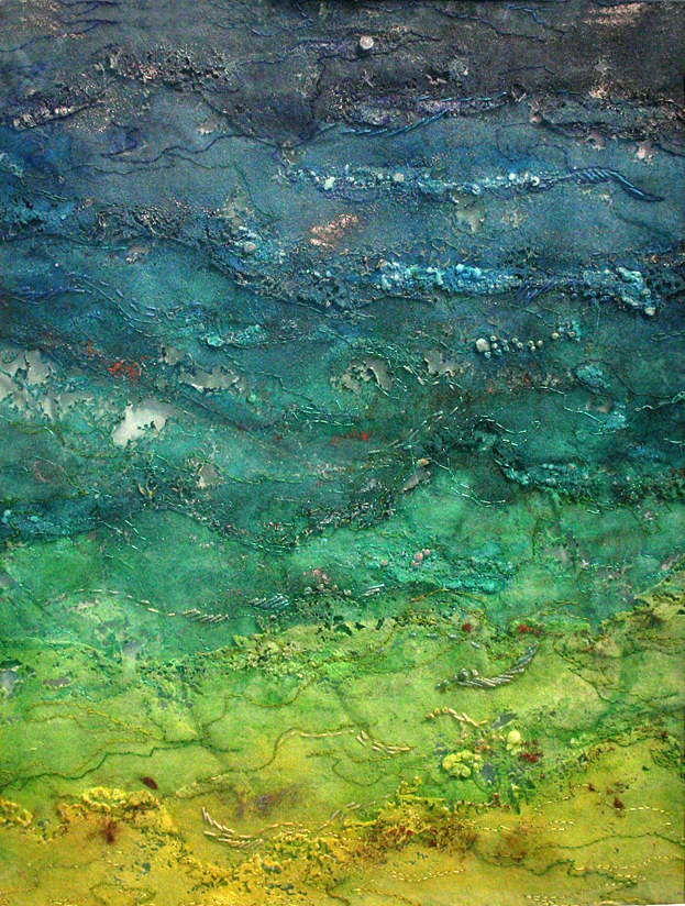 Ein abstraktes Textilbild, das an eine Meeresoberfläche oder Moos erinnert. Es besteht aus verschiedenen Schichten in Türkis, Smaragdgrün und Tiefblau mit einer unebenen, haptischen Oberfläche.