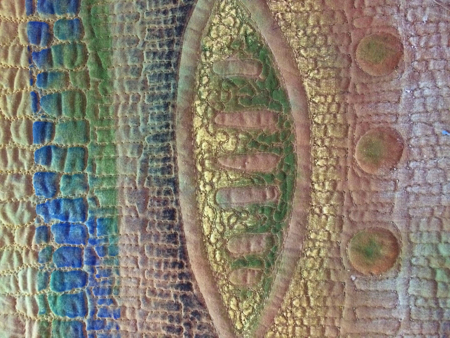 Eine stark strukturierte, organische Textiloberfläche in Erdtönen, die an Baumrinde oder kleine Knollen erinnert.