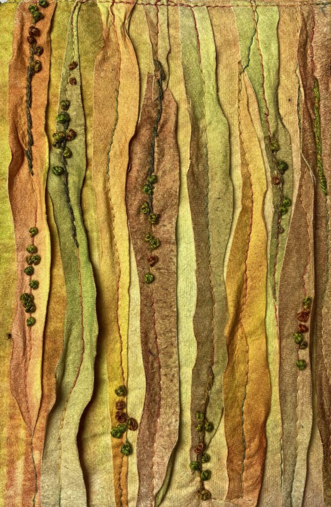 Textile Streifen in warmen Naturfarben, vertikal angeordnet.