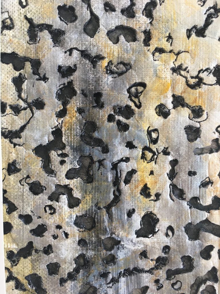 Abstrakte Stoffstruktur in Grau und Schwarz mit organischen Formen - wie Felsen.