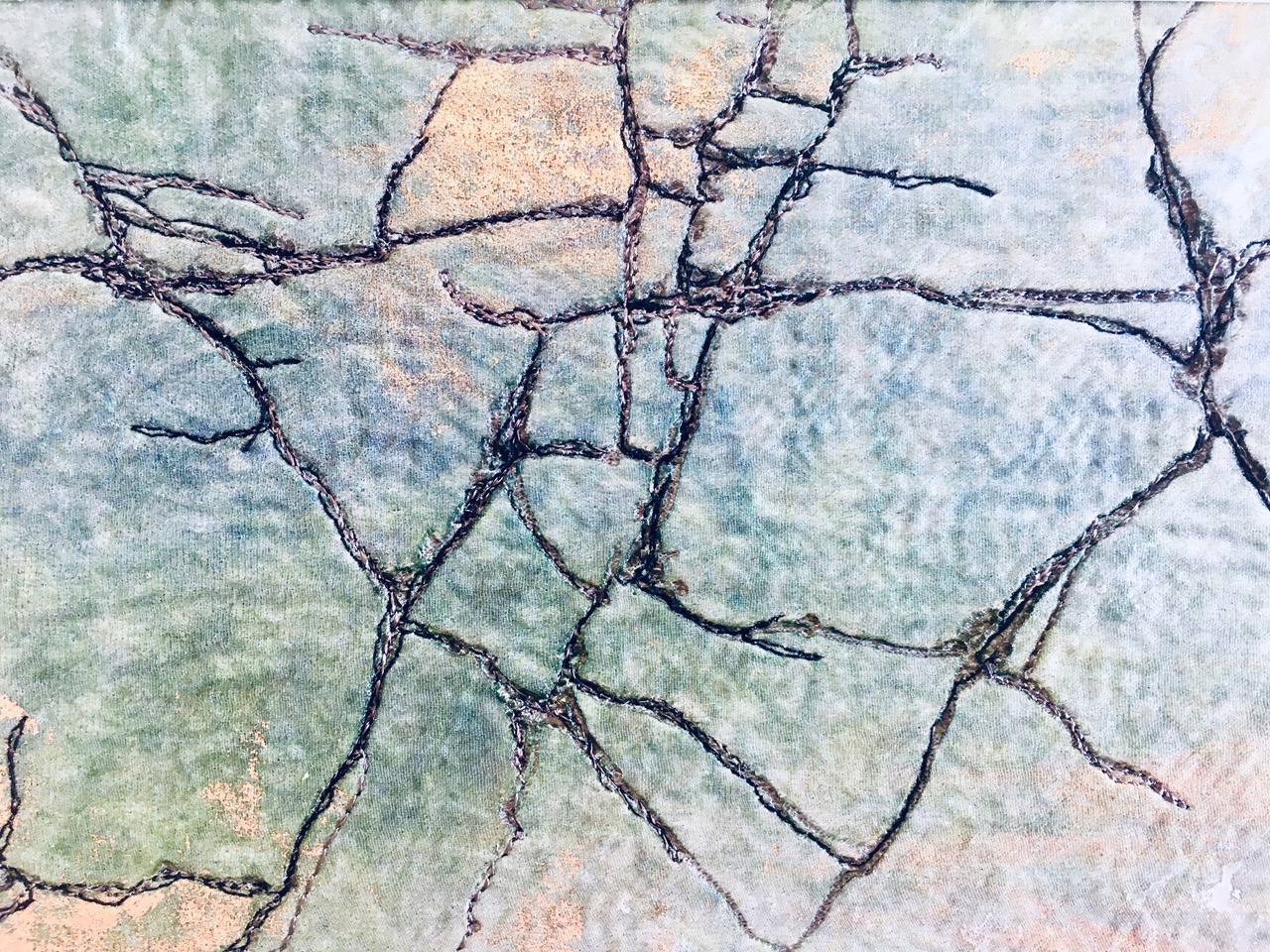 Abstrakte, dunkle Linien, die wie kahle Zweige wirken, auf einem hellblau-grün verlaufenden Textilhintergrund.