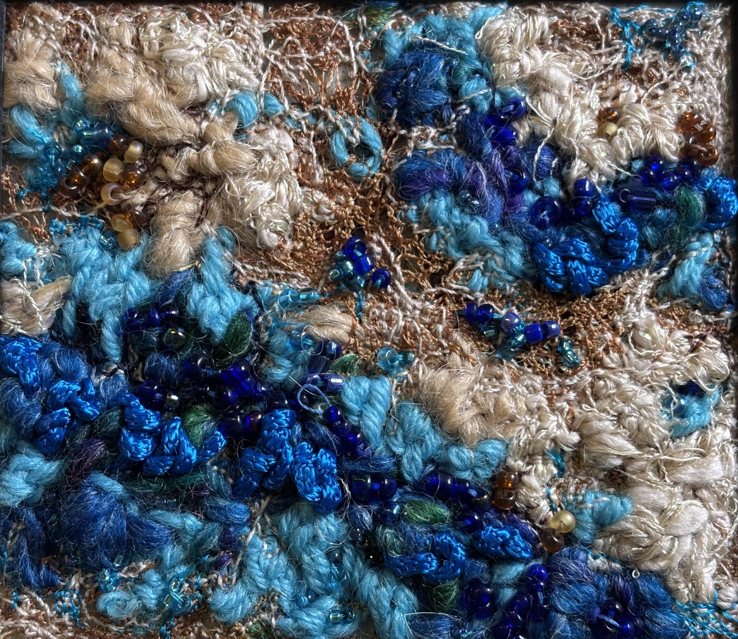 Blaue, reliefartige Struktur mit kristallartigen Formen.