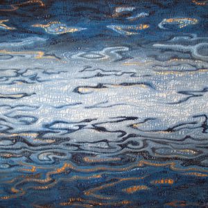 Abstrakte Textilkunst in Blau mit wellenartigen Strukturen.