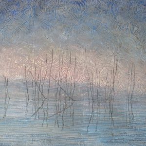 Zarte, nebelige Landschaft in Grau mit horizontalen Linien.