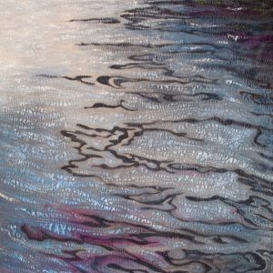 Abstrakte Textilkunst in Blau mit wellenartigen Strukturen.